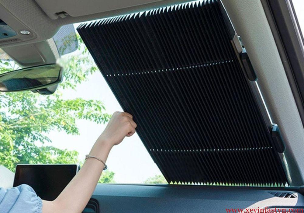 Tấm che nắng kính lái ô tô dạng kéo được lắp đặt bên thành cửa xe