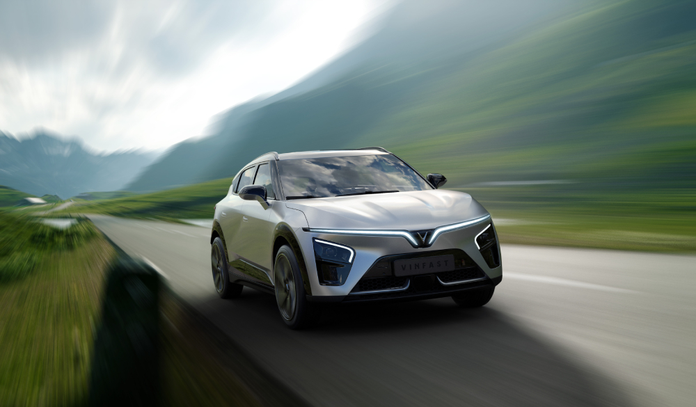 VinFast VF7 Plus – trần thép6